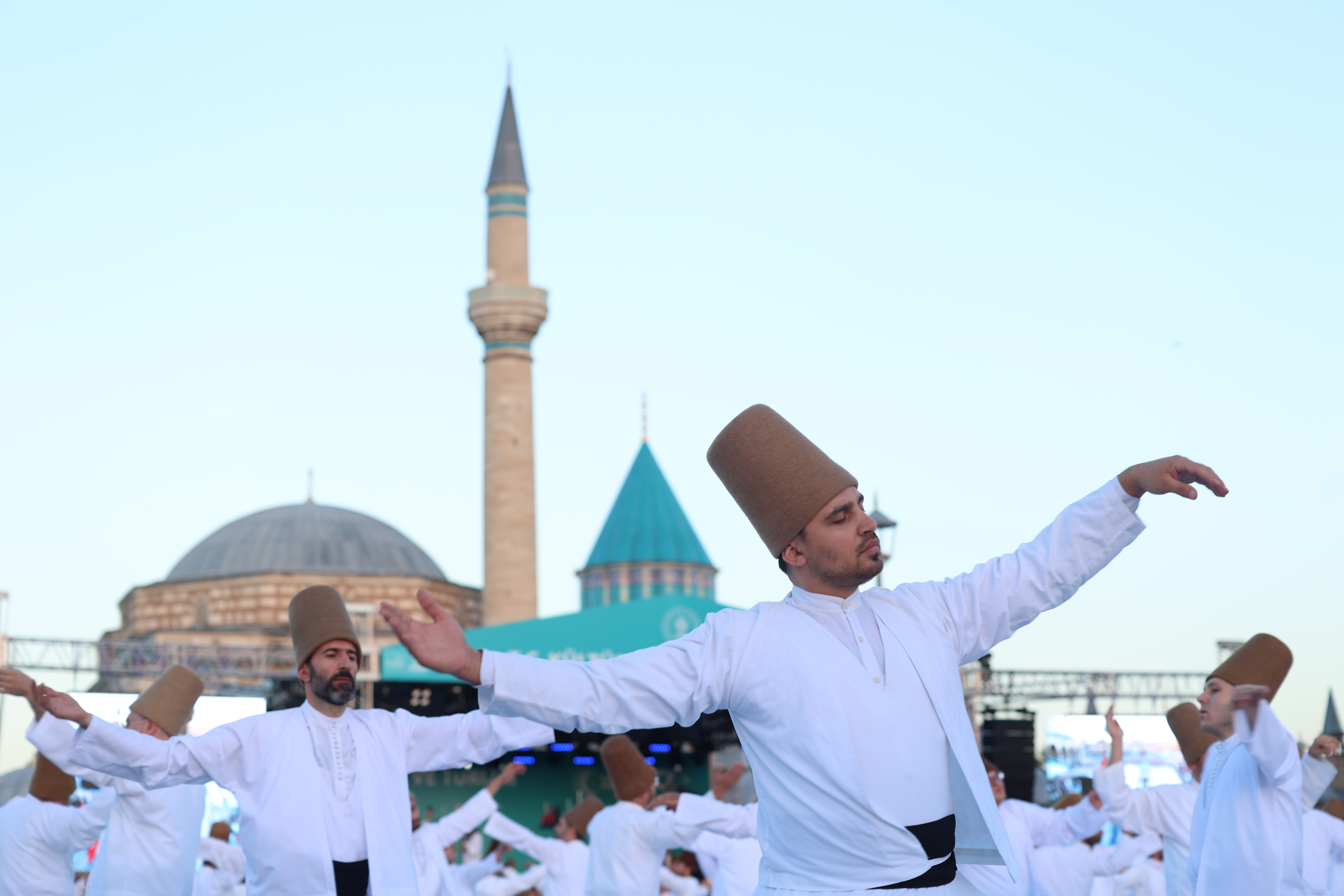 MEVLANA’NIN HUZURUNDA 250 SEMAZEN AYNI ANDA SEMA İCRA ETTİ