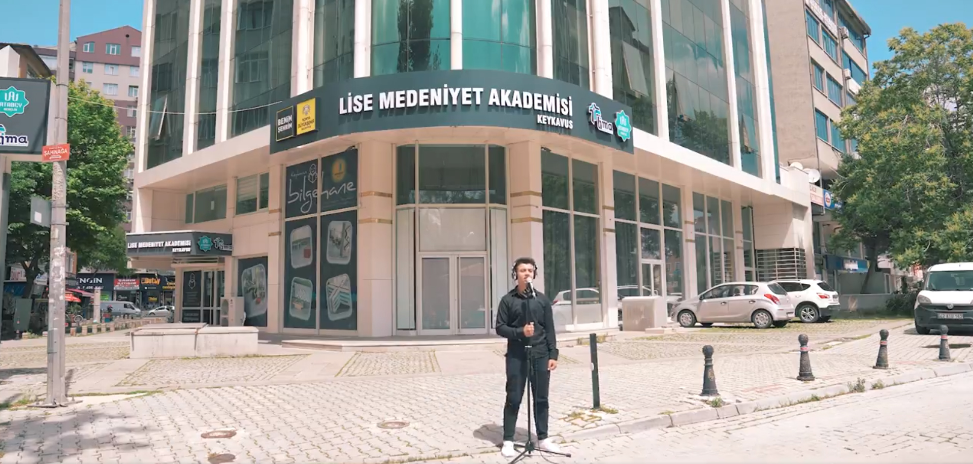 LİSE MEDENİYET AKADEMİSİ ÖĞRENCİLERİ NEŞET ERTAŞ’I "EĞİTİM İÇİN ÇAL" KLİBİYLE ANDI
