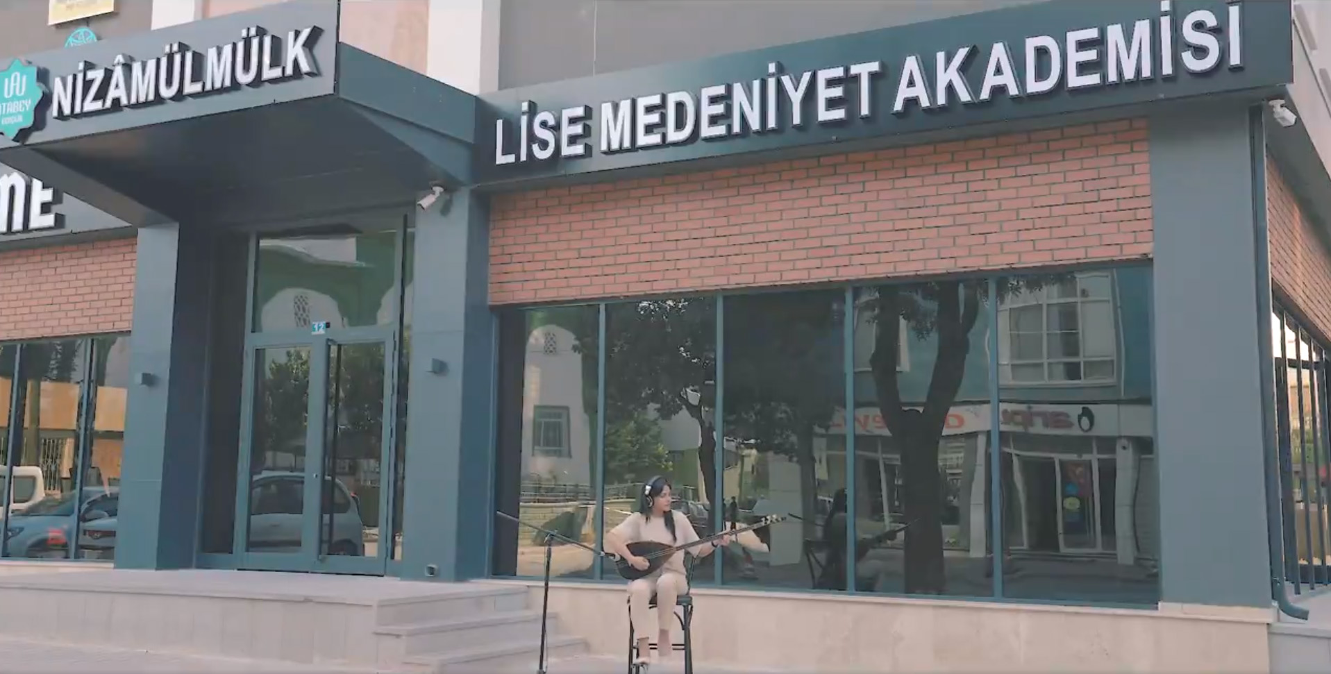 LİSE MEDENİYET AKADEMİSİ ÖĞRENCİLERİ NEŞET ERTAŞ’I "EĞİTİM İÇİN ÇAL" KLİBİYLE ANDI
