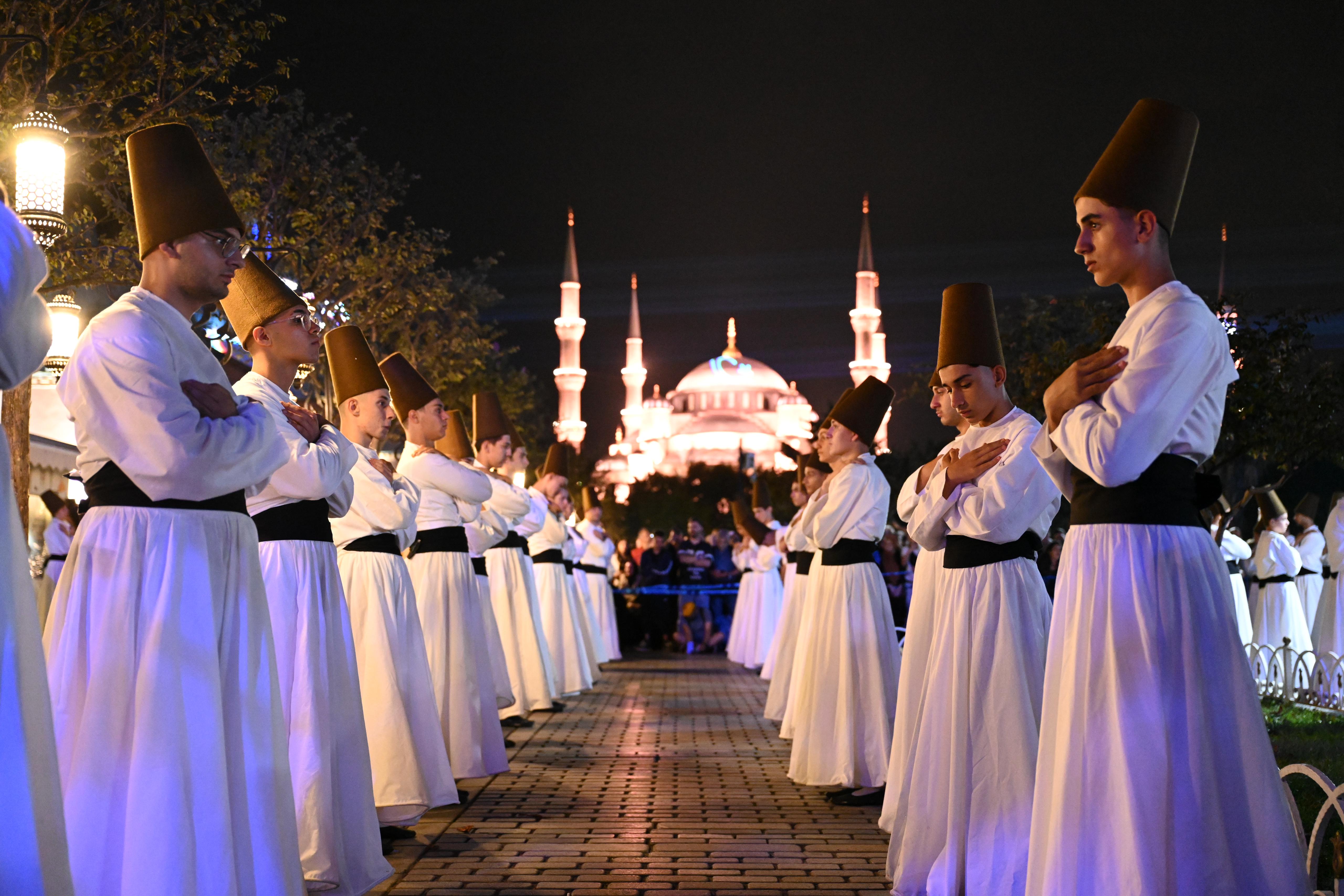 VUSLATIN 750. YILINDA 750 SEMAZEN SULTANAHMET MEYDANI’NDA SEMA AYİN-İ ŞERİFİ GERÇEKLEŞTİRDİ