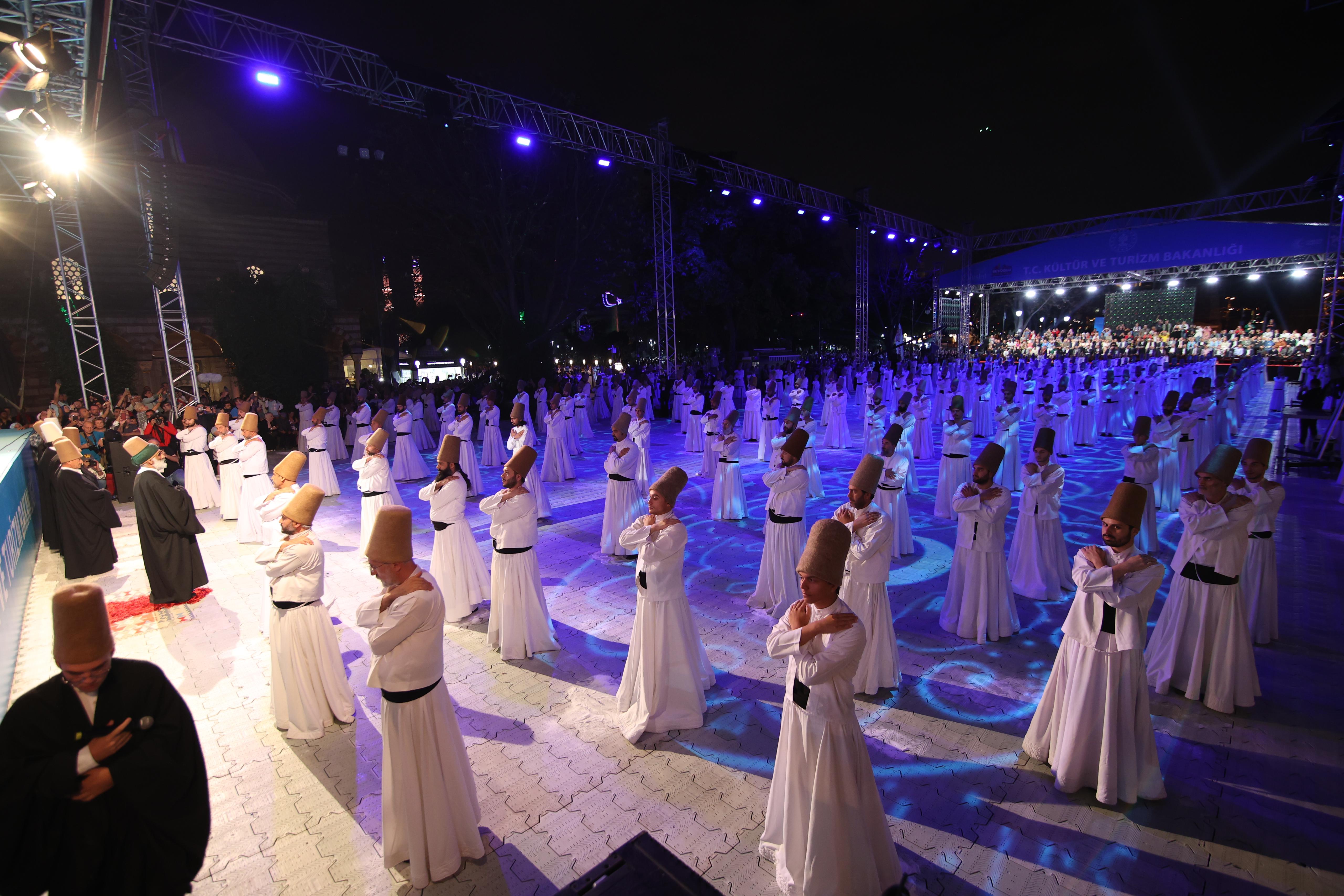 VUSLATIN 750. YILINDA 750 SEMAZEN SULTANAHMET MEYDANI’NDA SEMA AYİN-İ ŞERİFİ GERÇEKLEŞTİRDİ
