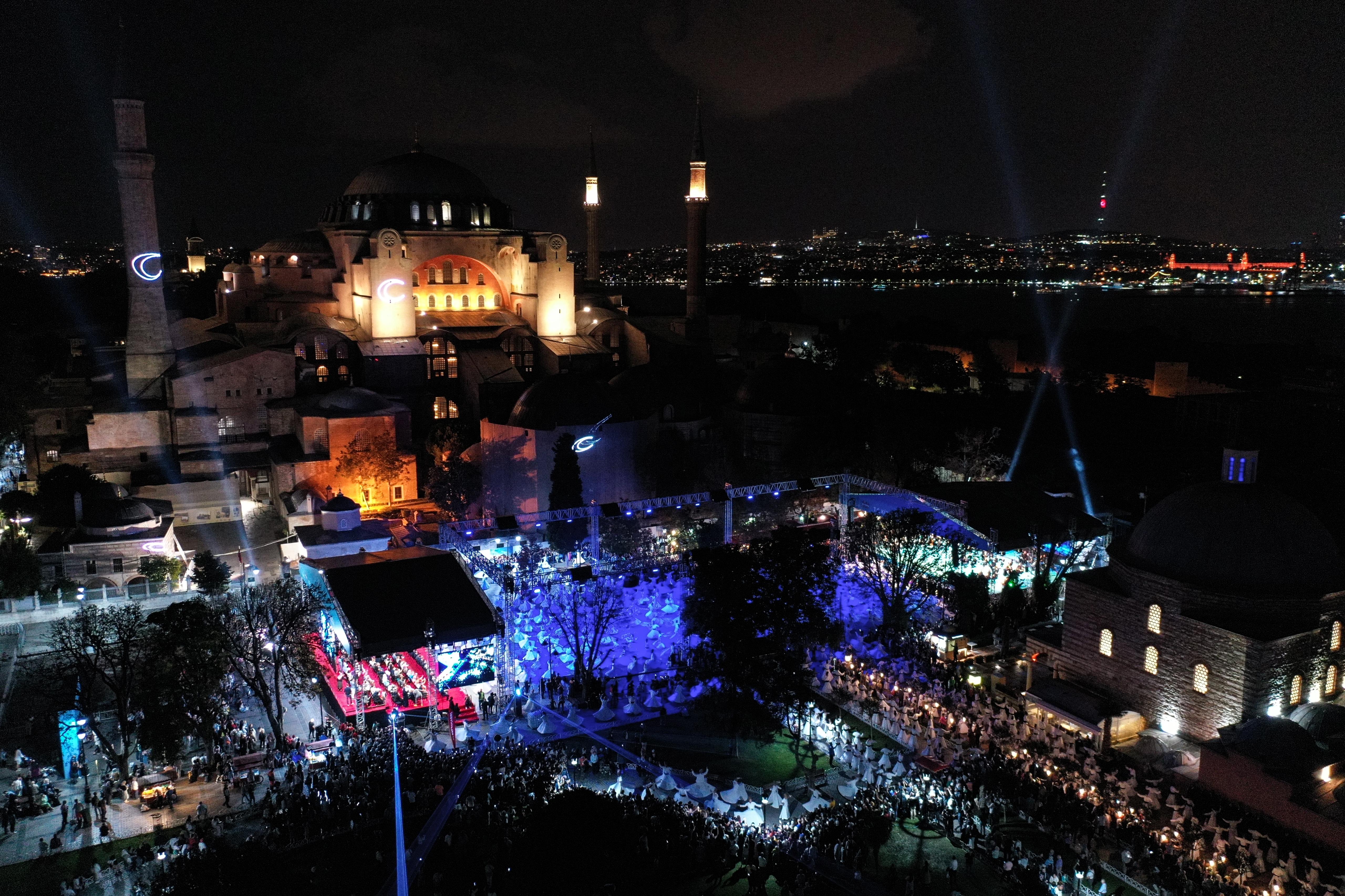VUSLATIN 750. YILINDA 750 SEMAZEN SULTANAHMET MEYDANI’NDA SEMA AYİN-İ ŞERİFİ GERÇEKLEŞTİRDİ