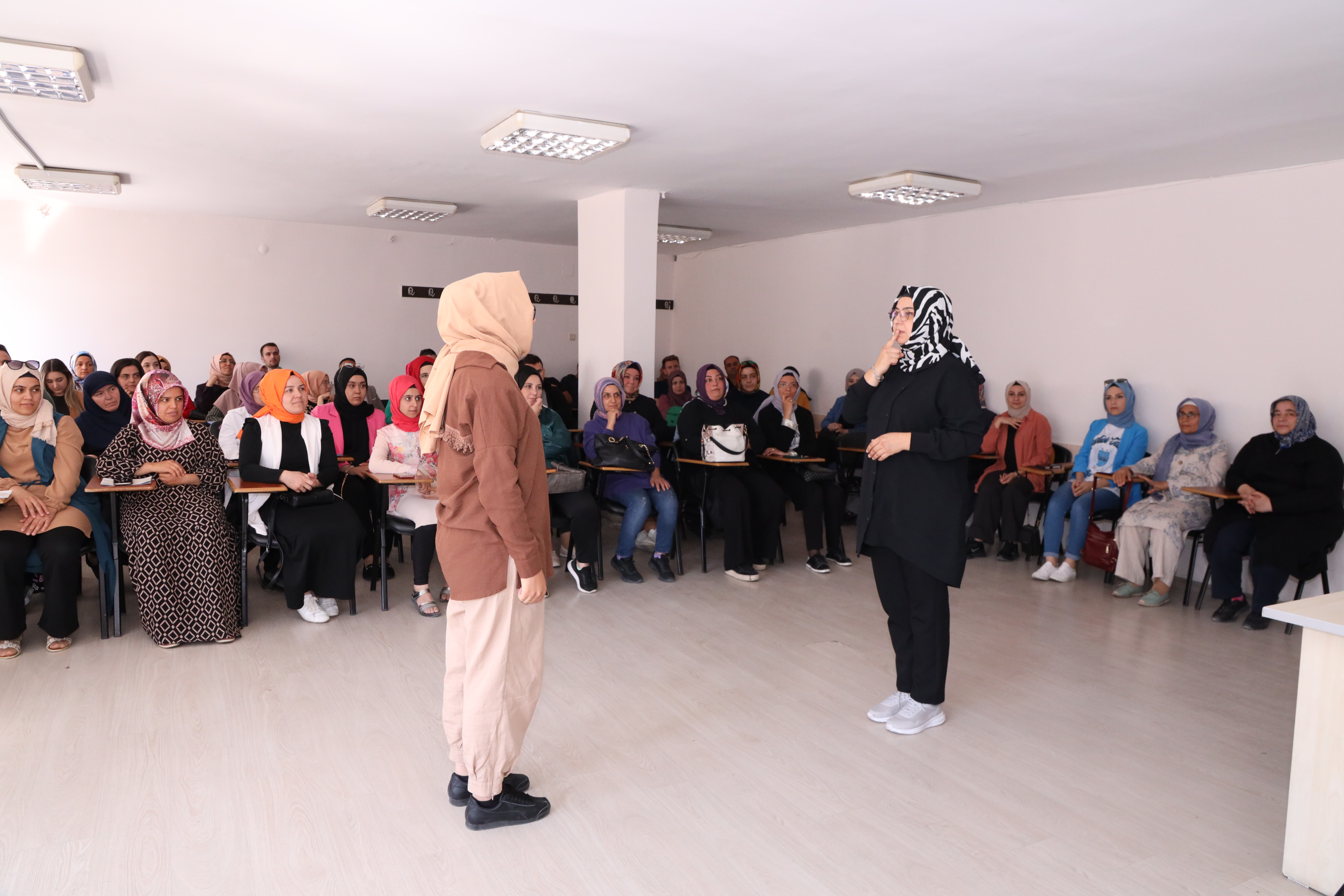KOMEK VE ASEM PERSONELİNE İŞARET DİLİ EĞİTİMİ