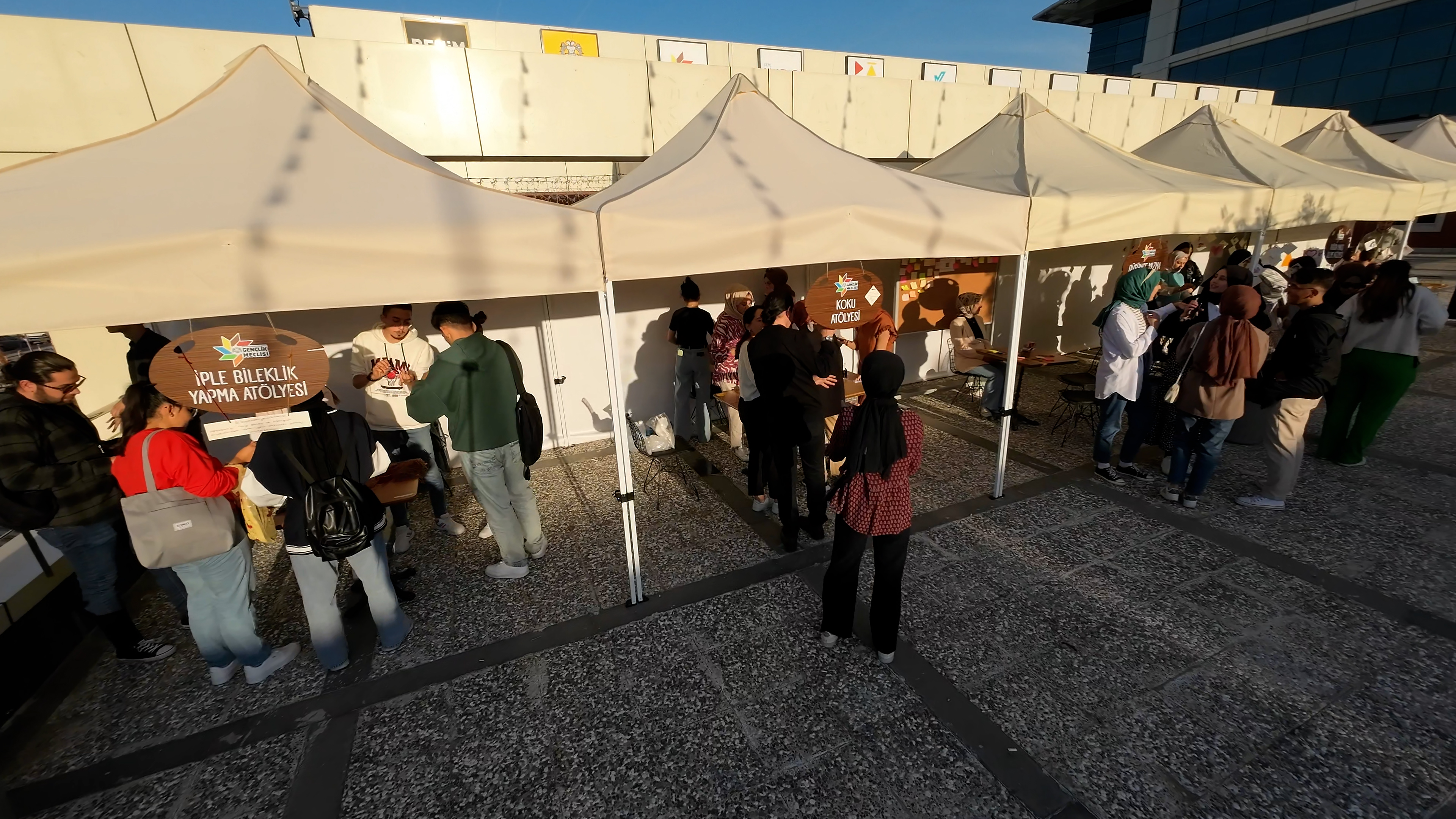 BÜYÜKŞEHİR GENÇLİK MECLİSİ’NDEN YENİ ÜNİVERSİTE ÖĞRENCİLERİNE “BİZBİZE 2023 HOŞGELDİN FESTİVALİ”
