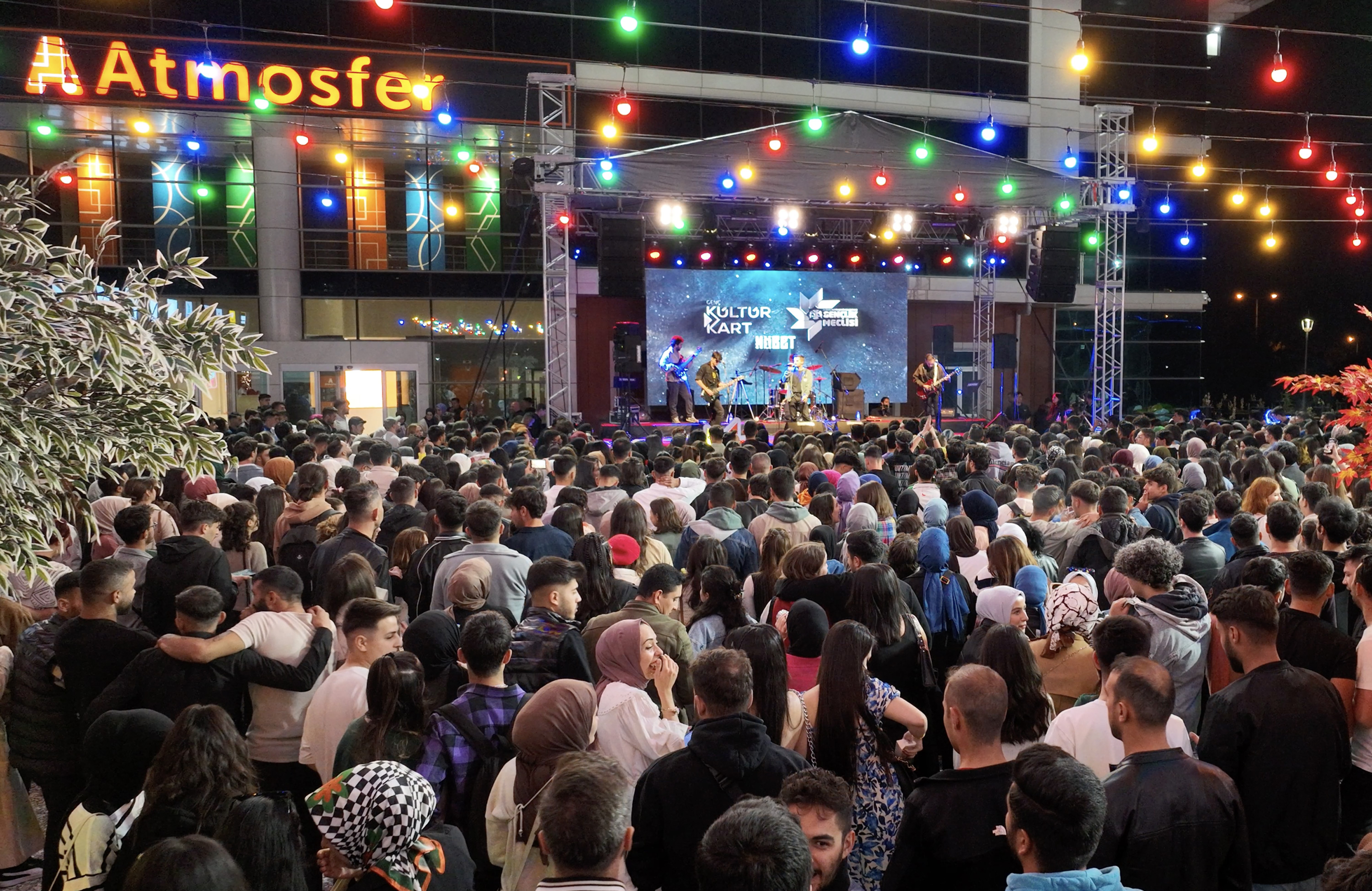 BÜYÜKŞEHİR GENÇLİK MECLİSİ’NDEN YENİ ÜNİVERSİTE ÖĞRENCİLERİNE “BİZBİZE 2023 HOŞGELDİN FESTİVALİ”