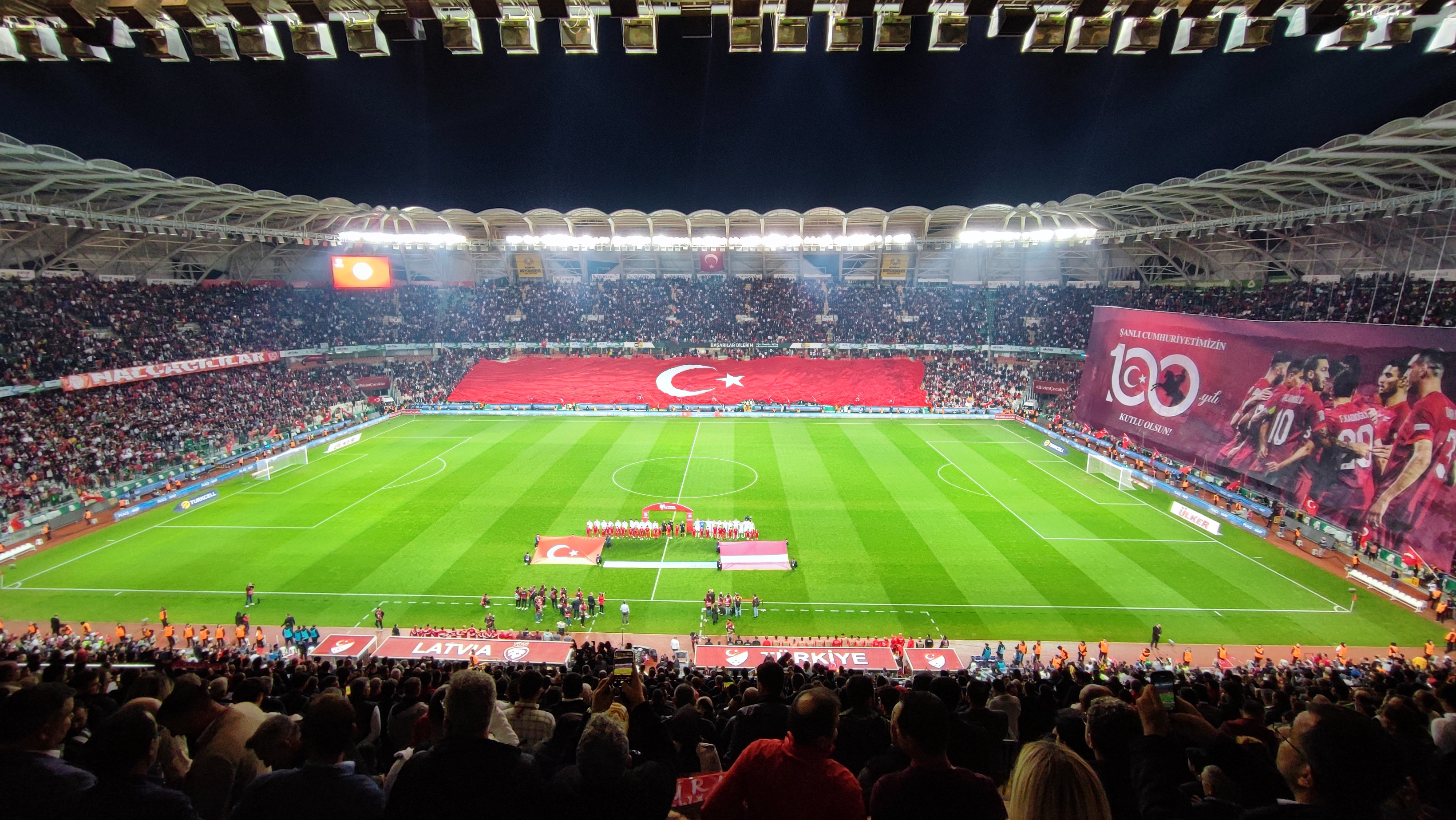 BAŞKAN ALTAY MİLLİ TAKIMI VE KONYALI TARAFTARLARI KUTLADI