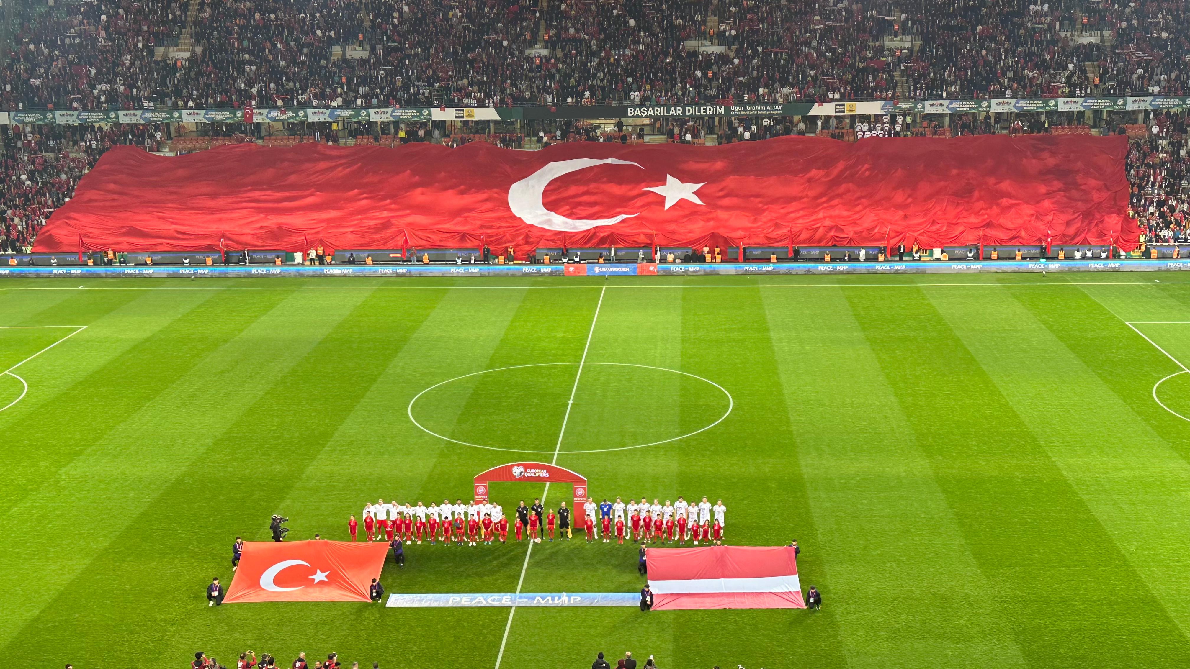 BAŞKAN ALTAY MİLLİ TAKIMI VE KONYALI TARAFTARLARI KUTLADI