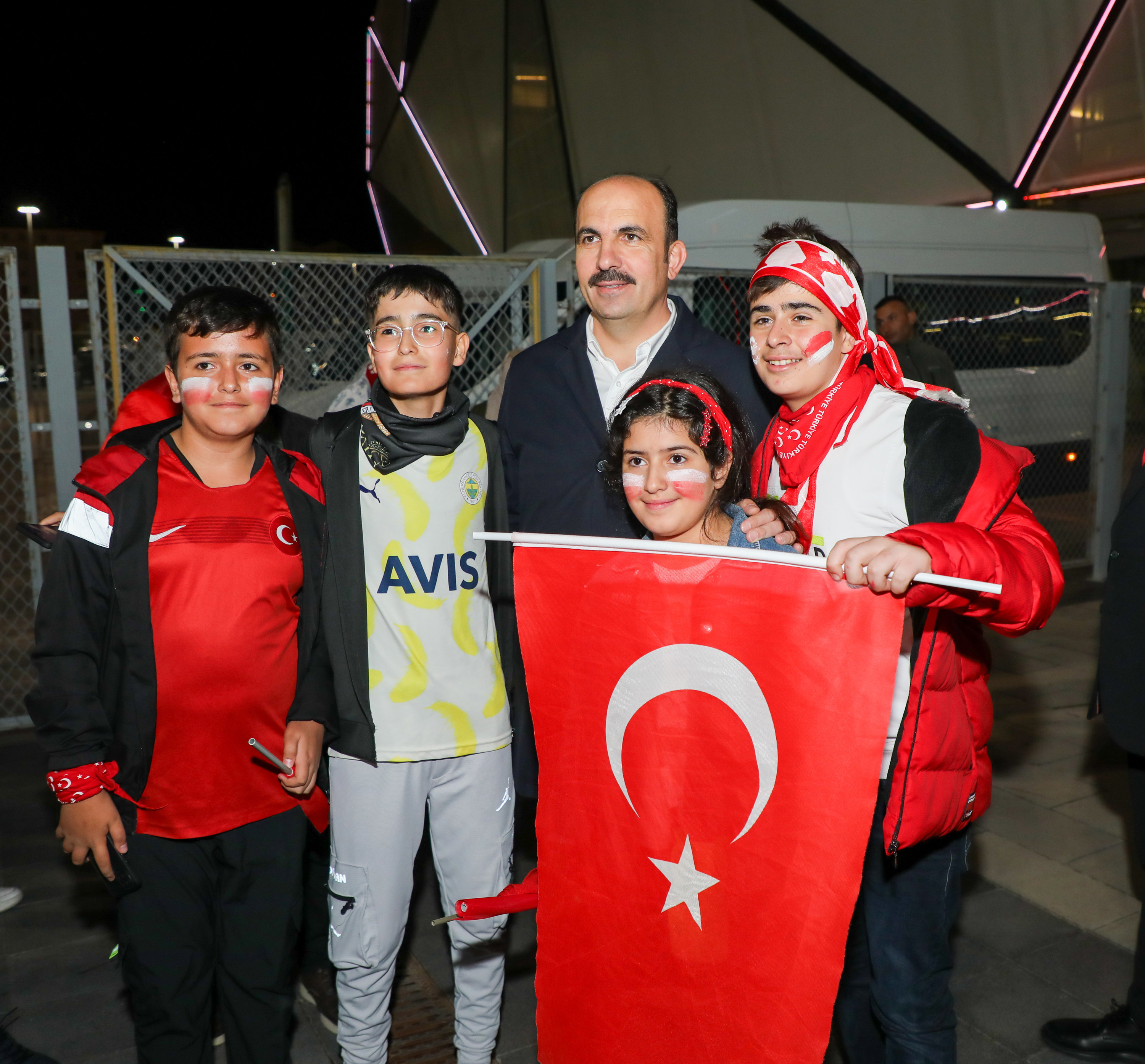 BAŞKAN ALTAY MİLLİ TAKIMI VE KONYALI TARAFTARLARI KUTLADI
