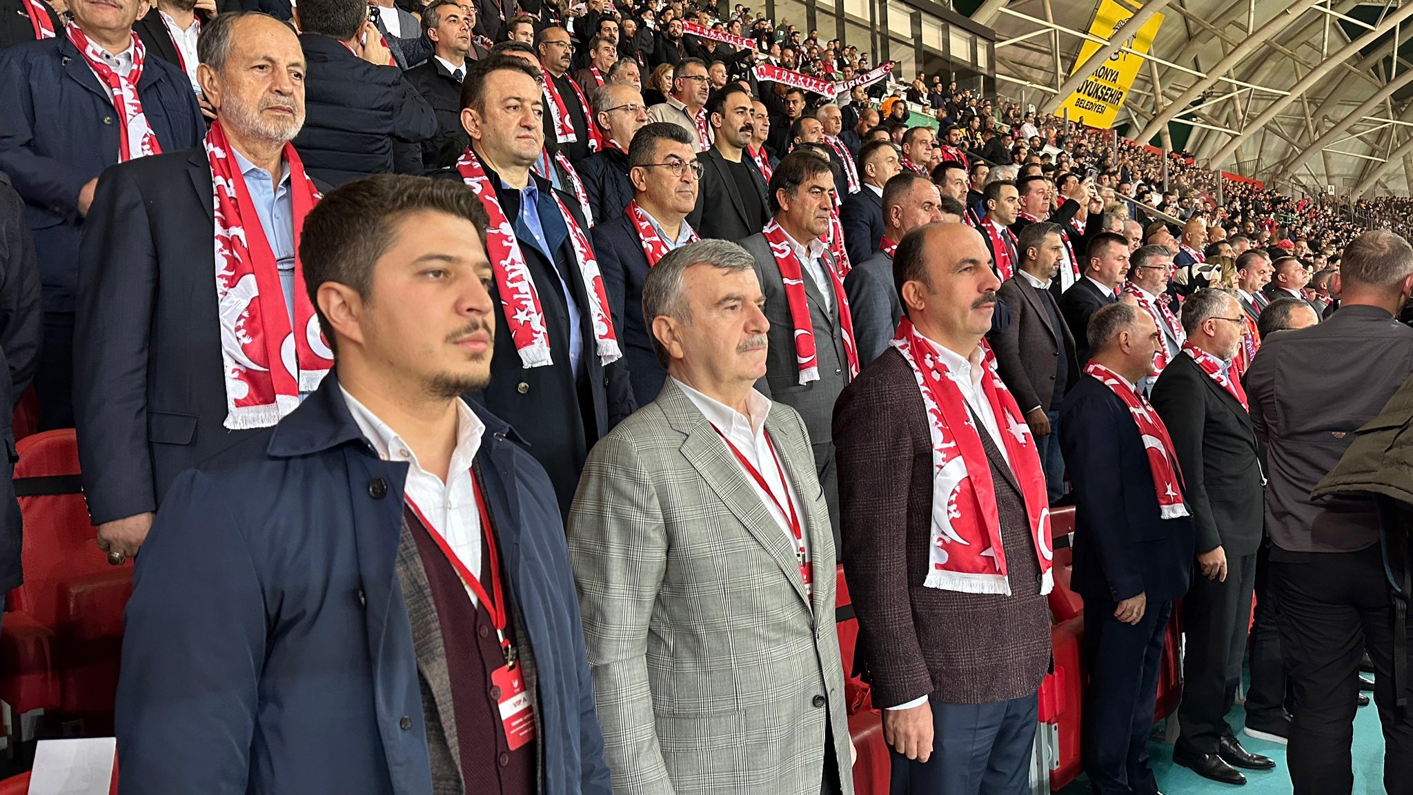 BAŞKAN ALTAY MİLLİ TAKIMI VE KONYALI TARAFTARLARI KUTLADI
