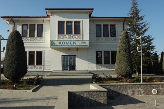 ALAKOVA KOMEK