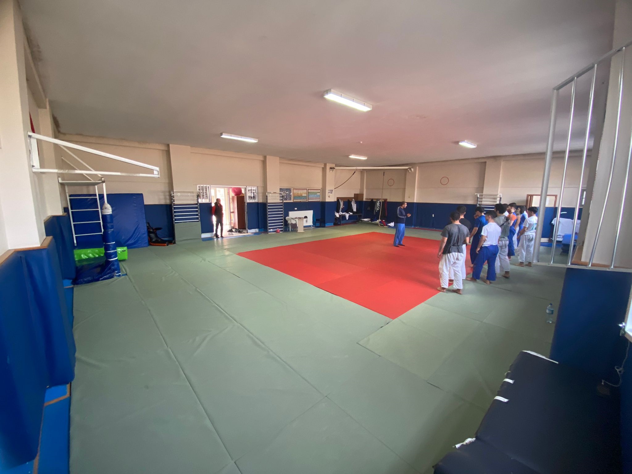 ŞEHİT PİLOT AYFER GÖK ORTAOKULU SPOR SALONU 