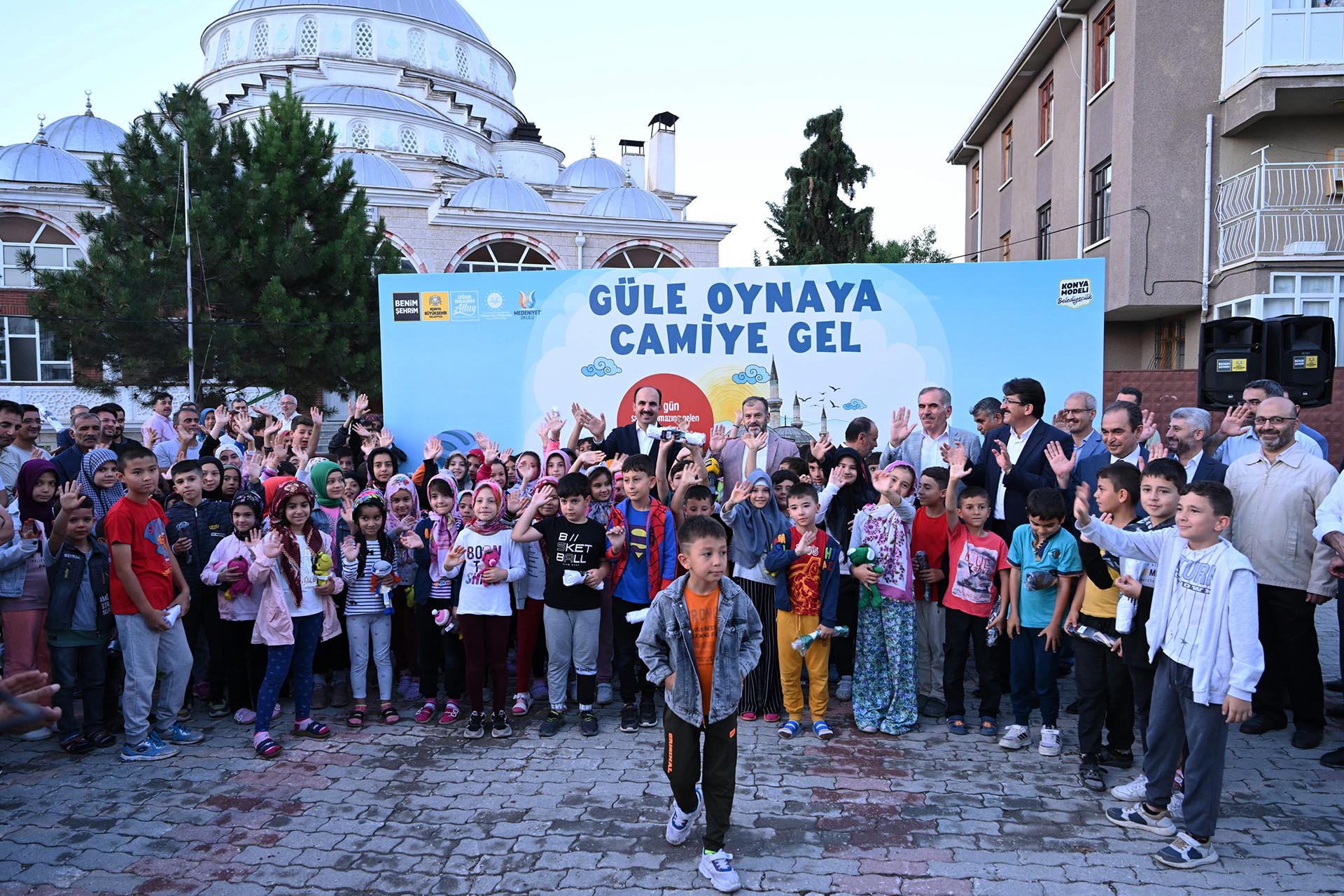 GÜLE OYNAYA CAMİYE GEL
