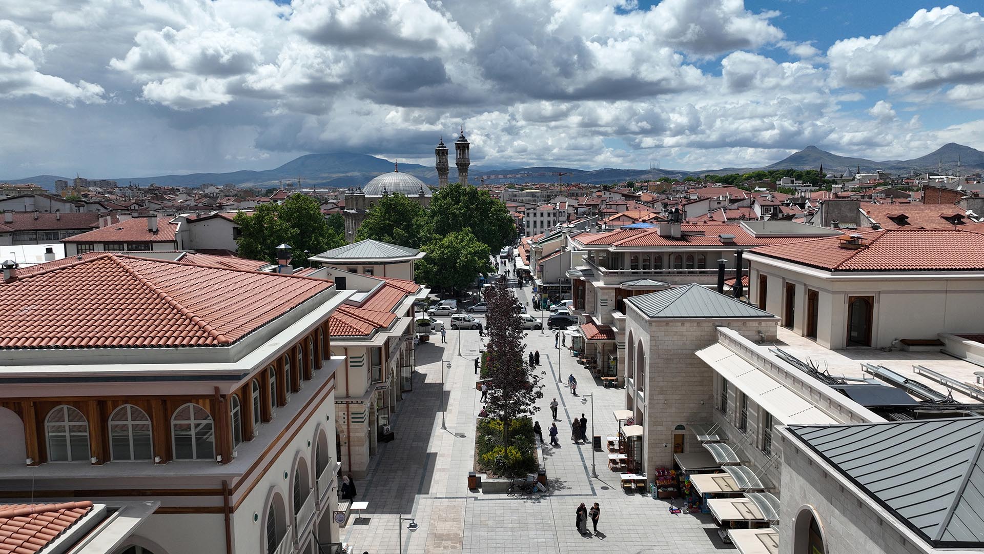 TÜRBE ÖNÜ ÇARŞILARI