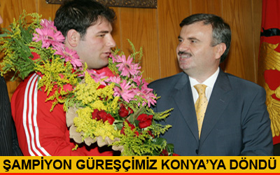 Şampiyon Güreşçi Çiçeklerle Karşılandı