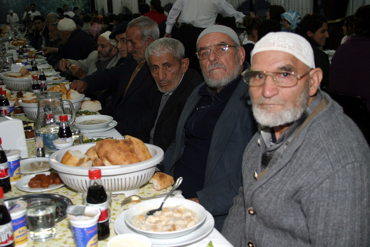Huzurevi ve Yetiştirme Yurdu Sakinleri Başkan Akyürek İle İftarda Buluştu