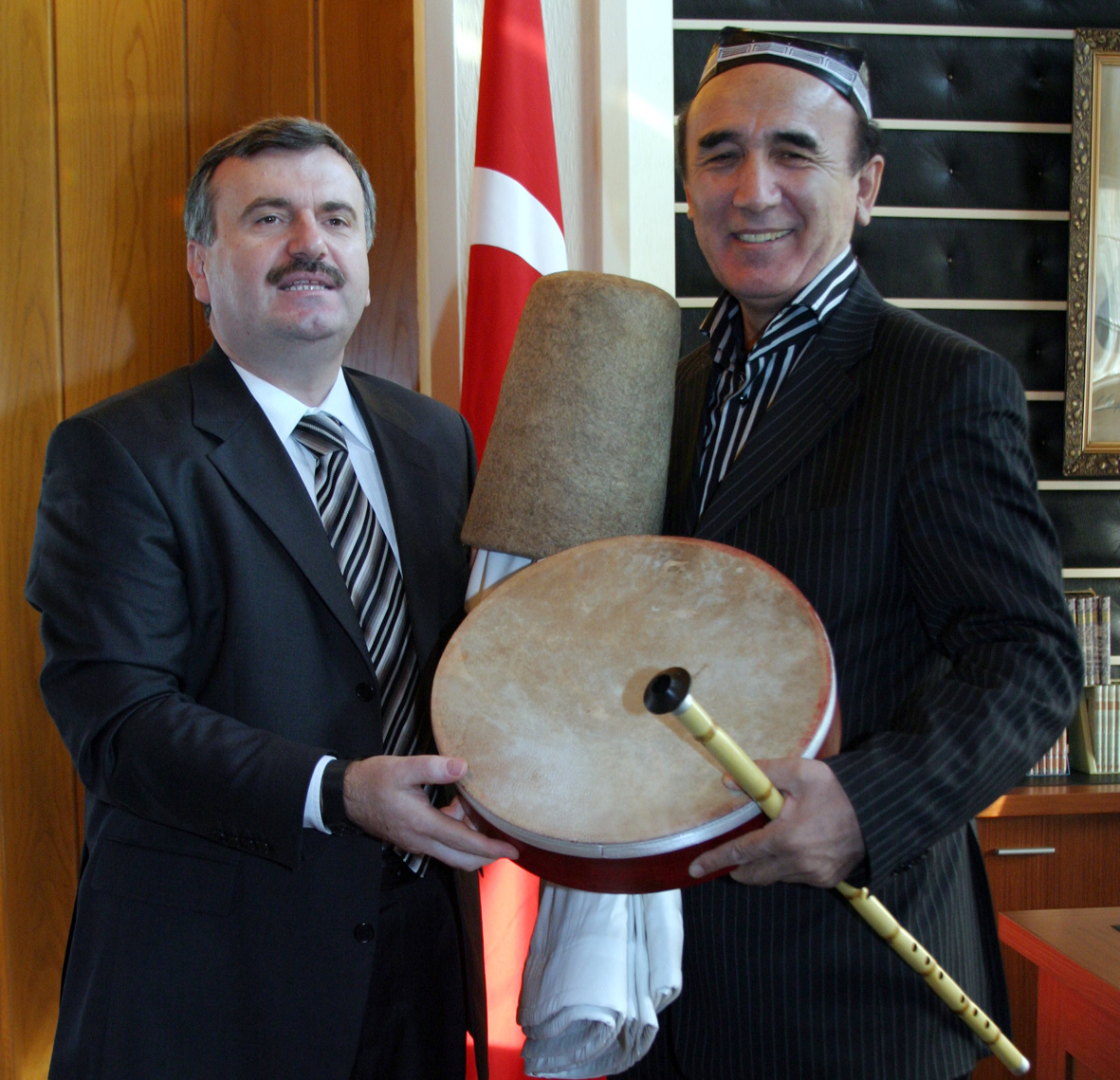 Özbek Sanatçı Curabayev Başkan Akyürek'i Ziyaret Etti