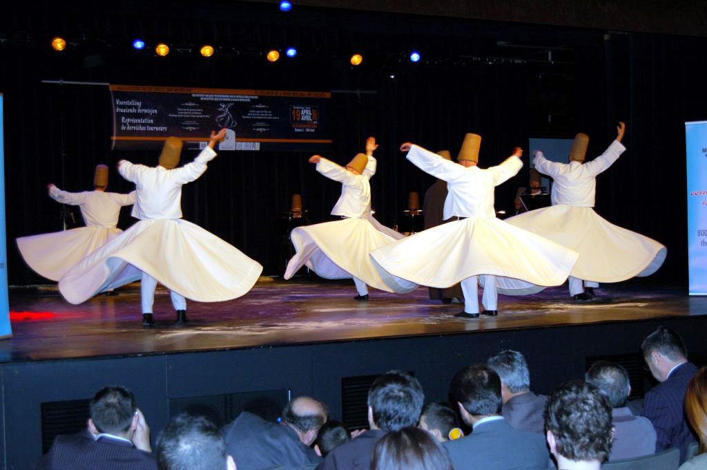 Mevlâna Otobüsü Avrupa'da Işık Saçıyor