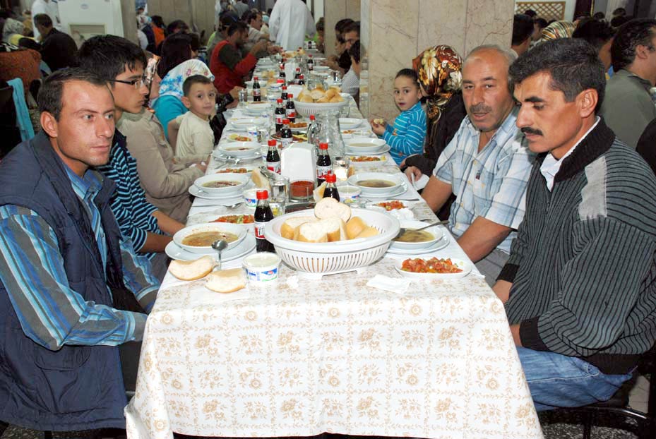 Engelli Derneklerinin Üyeleri İftarda Buluştu