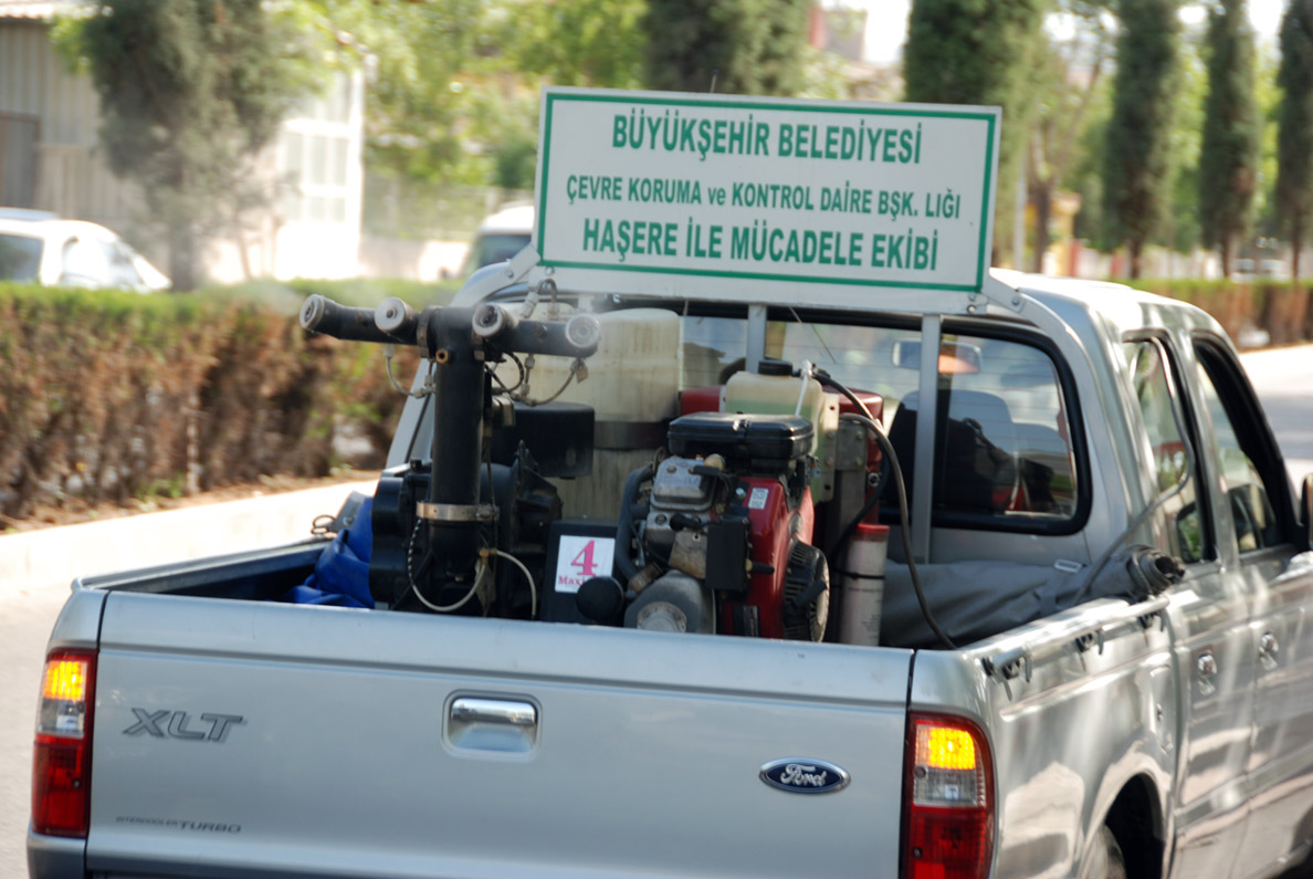 Haşereyle Mücadele İçin İlaçlama Yapılıyor