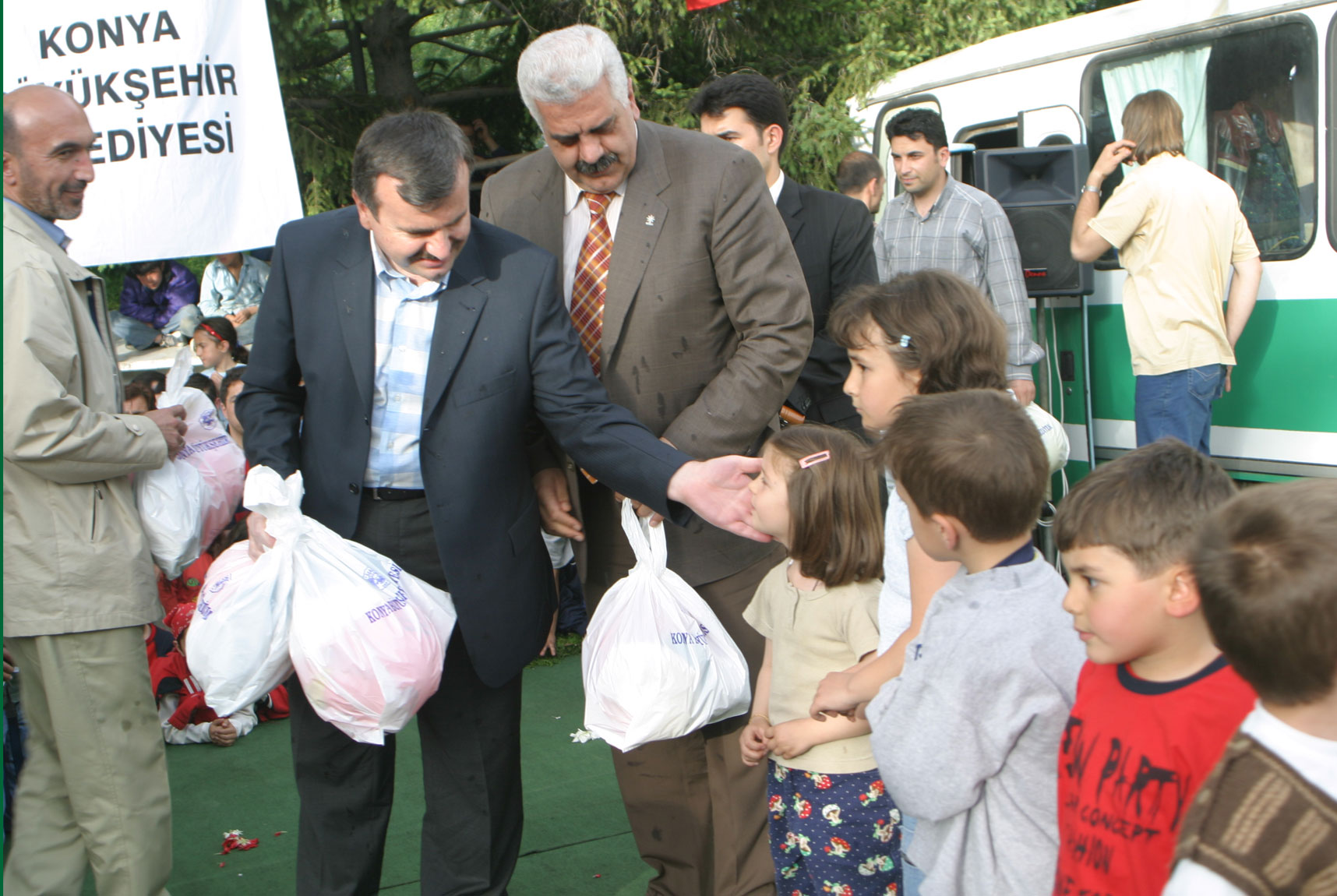 ÇOCUKLAR ŞENLENDİ