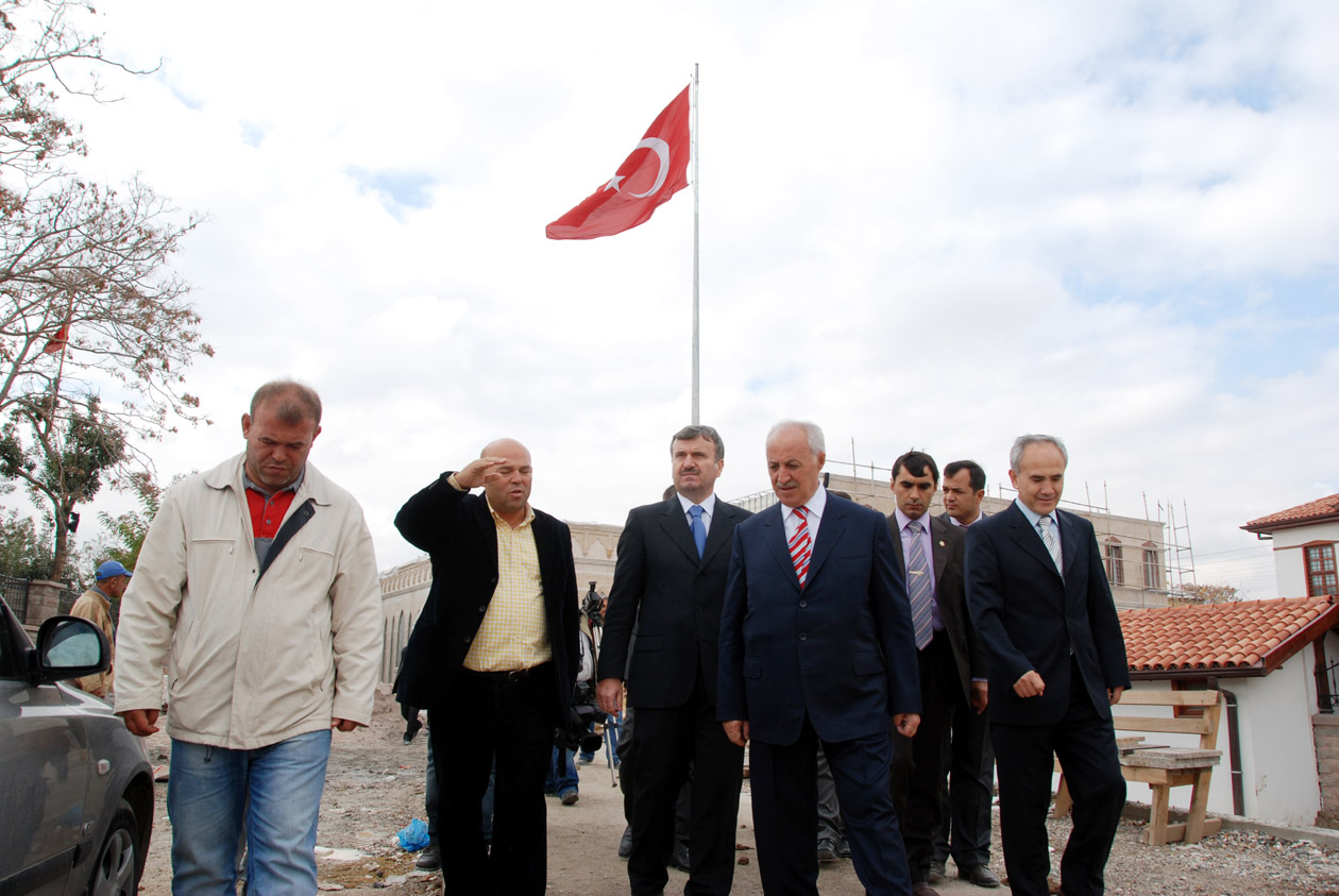 Vali Aydın ve Başkan Akyürek Dev  Bayrağı Göndere Çekti