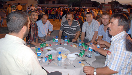 4 Mahalle İftar Yemeğinde Bir Araya Geldi