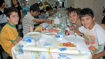Başkan Akyürek, Huzurevi ve SHÇEK Sakinlerini İftarda Ağırladı