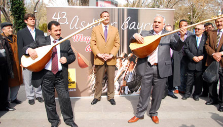 Aşıklar Bayramı, Meydan Atışması İle Başladı