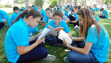 Gençlik Merkezi Yaz Kursu Öğrencileri Tramvayda ve Kültürpark'ta Kitap Okudu