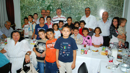 Başkan Akyürek Huzurevi Sakinlerini ve Çocukları İftarda Ağırladı