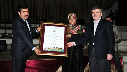 Nobel Ödüllü Yemenli Tevekkül Karman'a Fahri Hemşehrilik Beratı Verildi