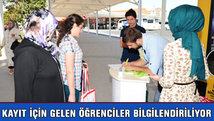 Kayıt İçin Gelen Öğrenciler Bilgilendiriliyor