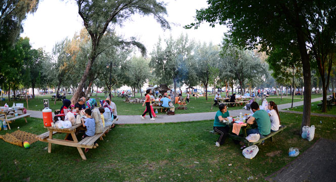 Vatandaşlar Sıcaklarda Parklara Akın Ediyor