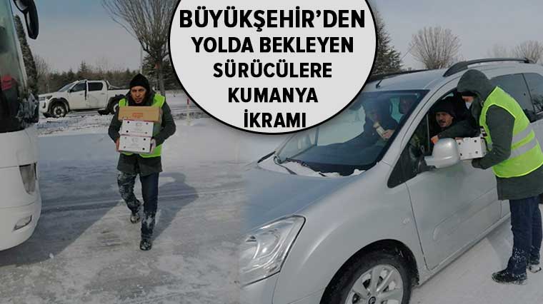 Büyükşehir'den Yolda Bekleyen Sürücülere Kumanya İkramı