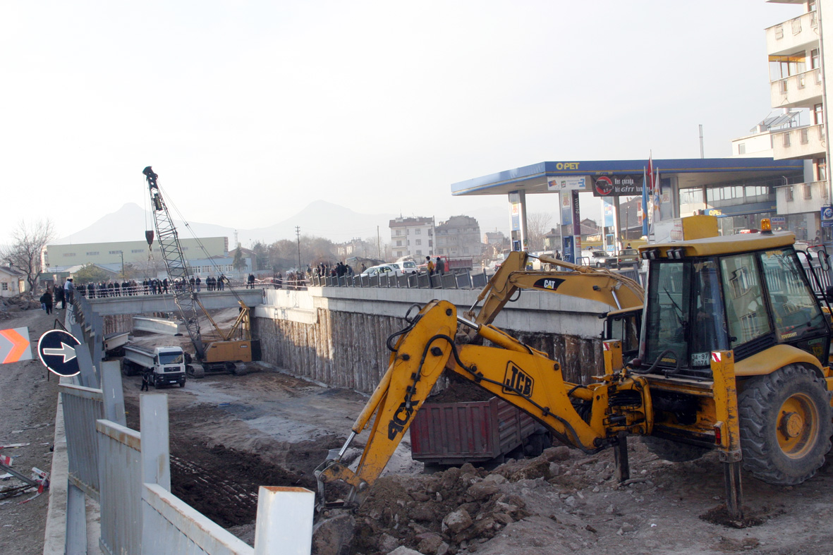 Beyşehir ve Yaka Caddeleri'nde Örnek Köprülü Kavşaklar
