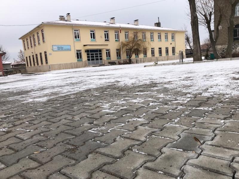 KARACADAĞ MAHALLESİNDE BULUNAN ŞEHİT YÜCEL TAŞ İLKOKULU BAHÇESİNE KİLİTLİ PARKE TAŞI DÖŞENDİ. faaliyet gorseli