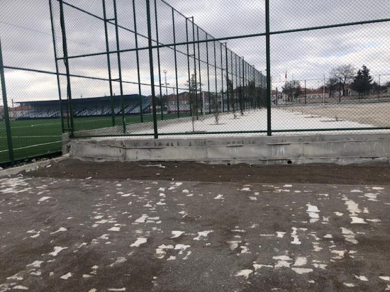 ÖMERANLI MAHALLESİNDE BULUNAN SPOR KOMPLEKSİNİN YANINA PERDE VE SAHANLIK YAPILMASI faaliyet gorseli