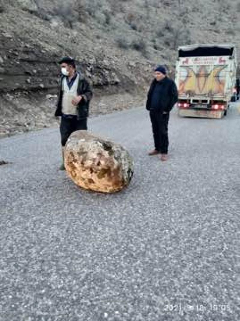 YOL ÜZERİNE DÜSEN KAYA PARÇALARININ KALDIRILMASI. faaliyet gorseli