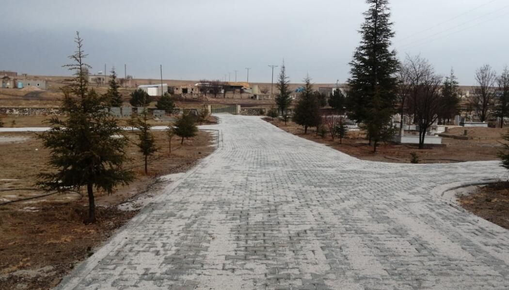 2021 YILI EMİRGAZİ İLÇESİ DEMİRCİ MAHALLE MEZARLIĞINA KİLİTLİ PARKE TAŞI İLE YÜRÜME YOLU YAPILDI faaliyet gorseli