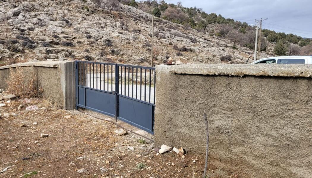 2022 YILI GÜNEYSINIR İLÇESİ MEZARLIKLARINDA BETON DUVAR, BETON HARPUŞTA, SERPME SIVA YAPIM ÇALIŞMASI faaliyet gorseli