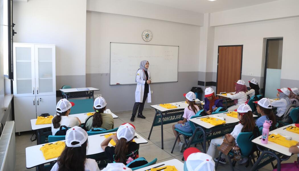 20380 BİLGEHANE ÖĞRENCİSİNE ÇANTA TAKDİMİ faaliyet gorseli