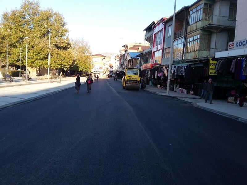 İLÇE MERKEZDE SICAK ASFALT SERİM ÇALIŞMASI faaliyet gorseli