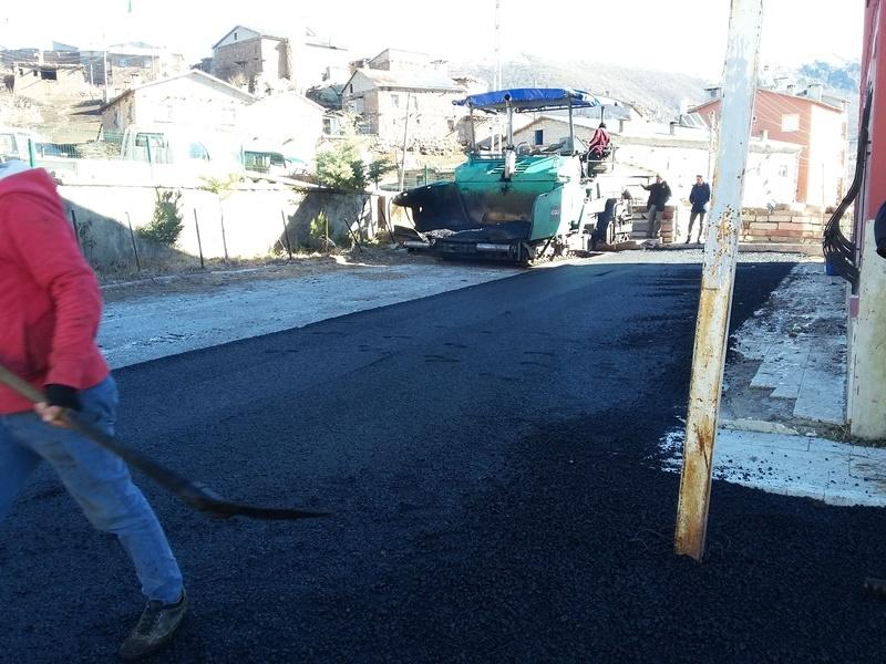 YAYLACIK İLK VE ORTAOKULU BAHÇESİ SICAK ASFALT SERİM ÇALIŞMASI faaliyet gorseli