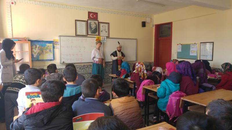 MEDENİYET OKULU DEĞERLER EĞİTİMİ DERGİ DAĞITIMI VE TİYATRO GÖSTERİSİ faaliyet gorseli