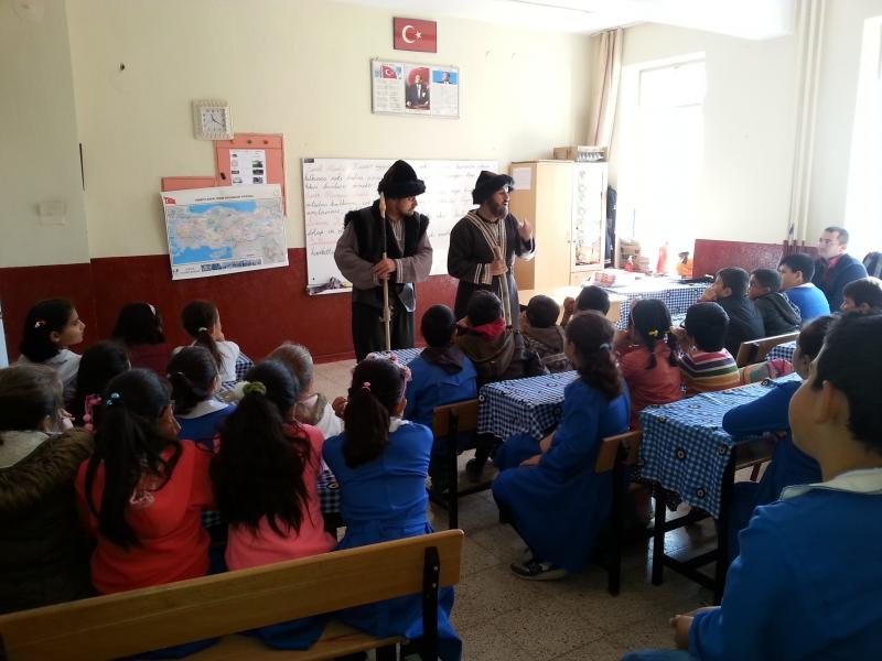 MEDENİYET OKULU DEĞERLER EĞİTİMİ DERGİ DAĞITIMI VE TİYATRO GÖSTERİSİ faaliyet gorseli