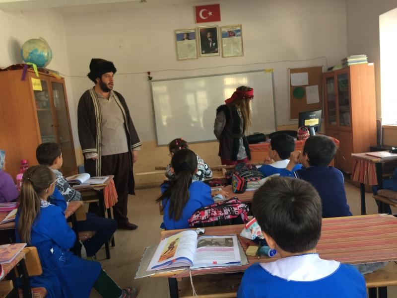 MEDENİYET OKULU DEĞERLER EĞİTİMİ DERGİ DAĞITIMI VE TİYATRO GÖSTERİSİ faaliyet gorseli