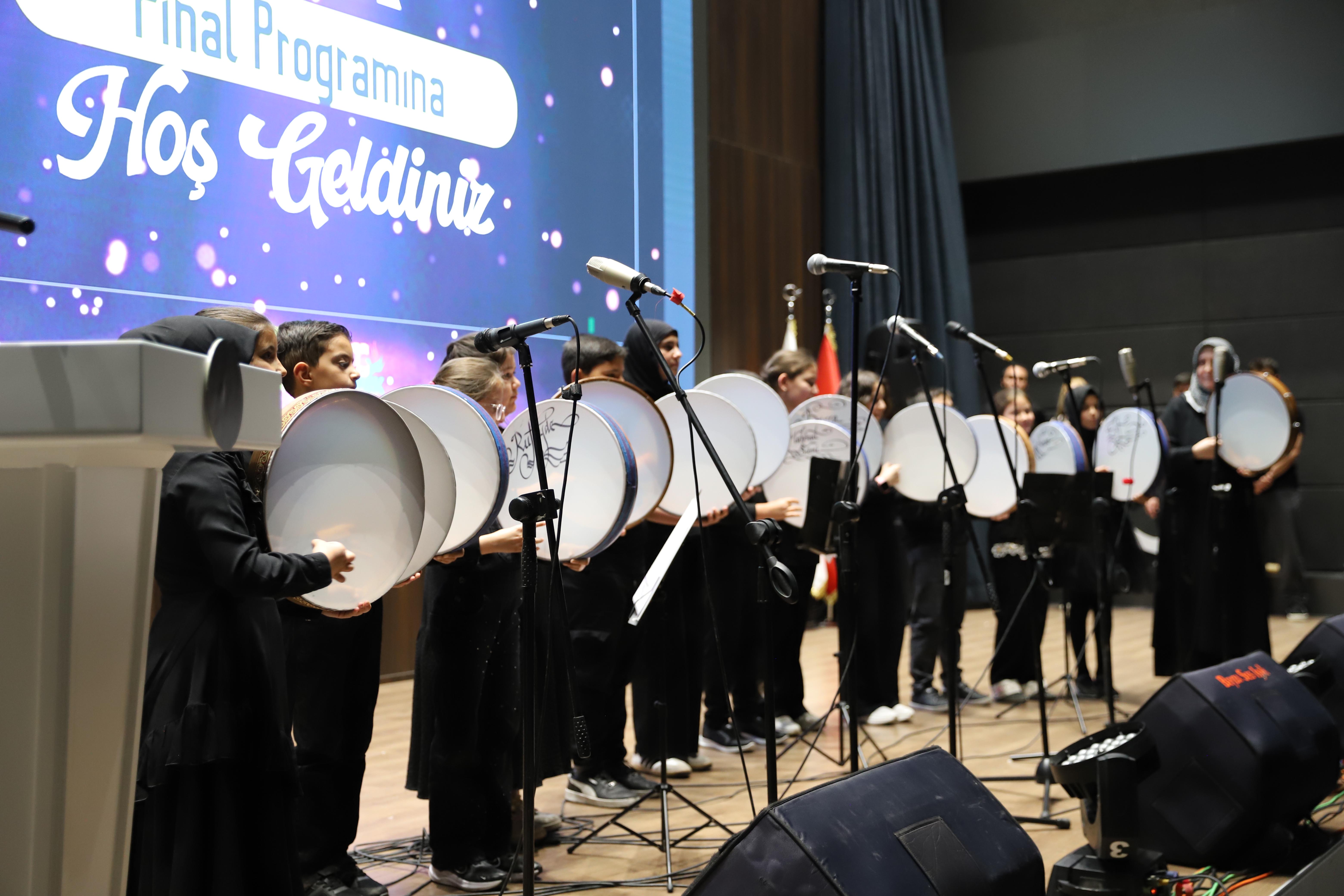 GENÇ KOMEK’TE YIL SONU COŞKUSU: ÇOCUKLARIMIZ SAHNEDE IŞILDADI