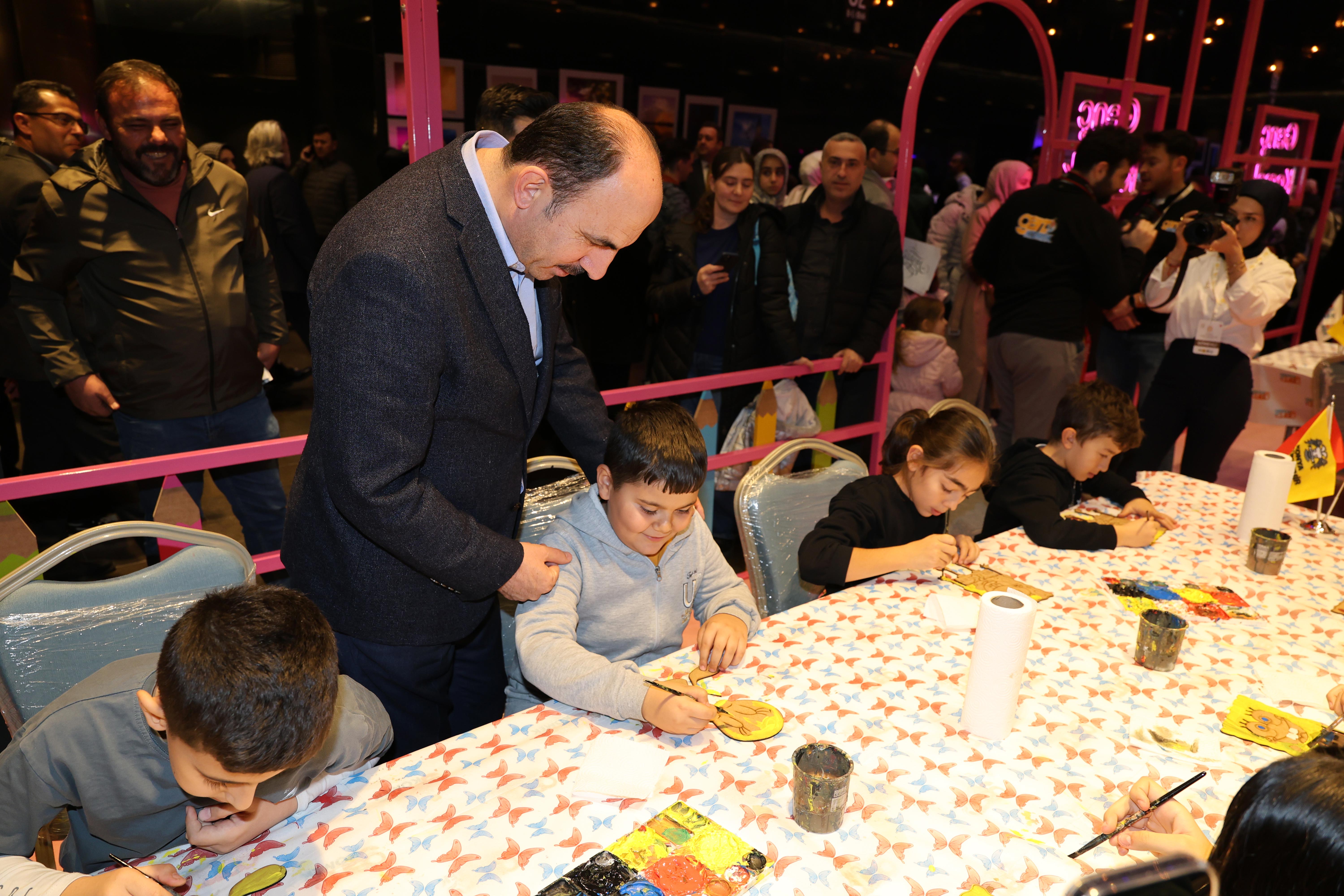 BAŞKAN ALTAY, FESTİVALDE ZİYARETÇİLER VE ÇOCUKLARLA BULUŞTU.