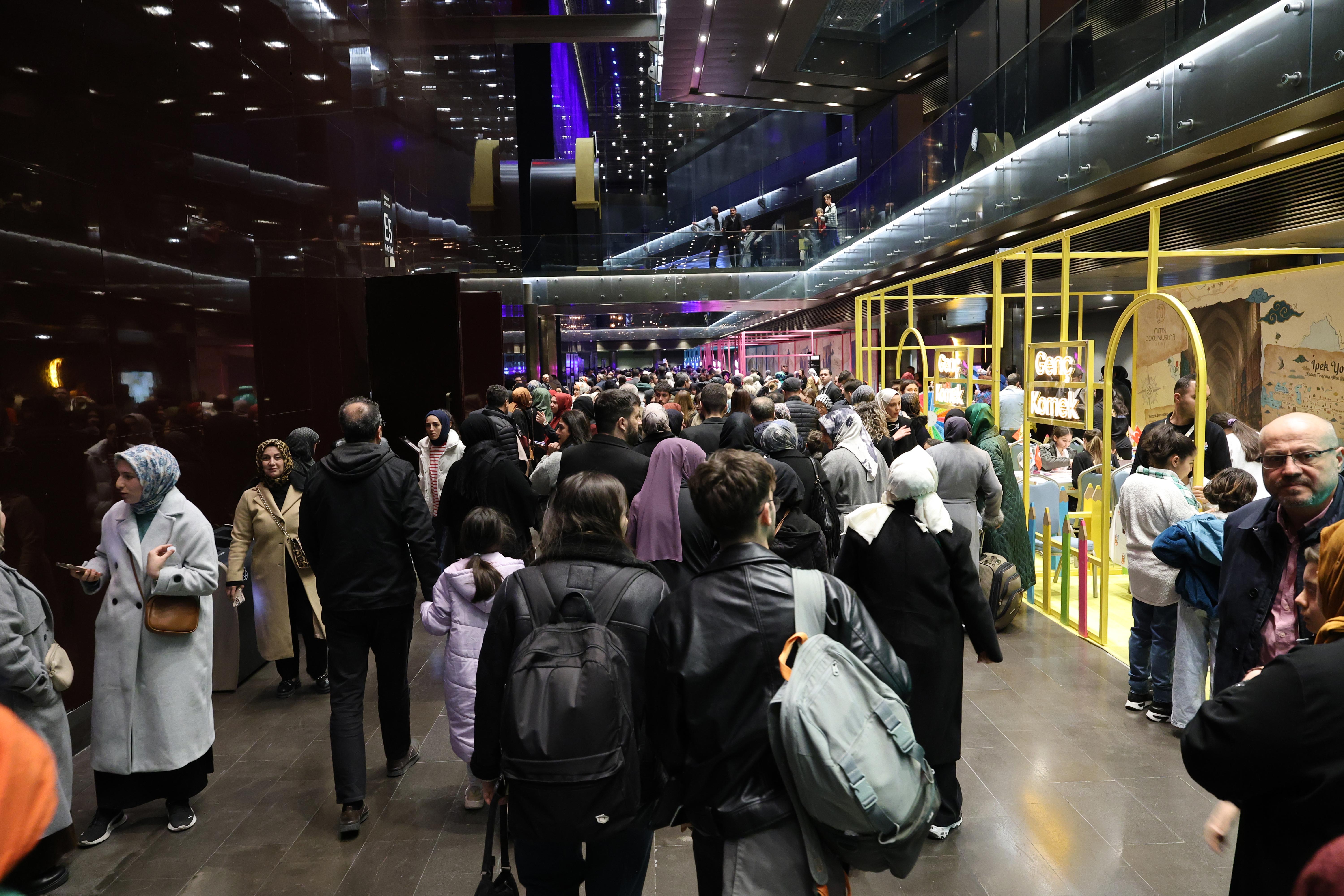 BAŞKAN ALTAY, FESTİVALDE ZİYARETÇİLER VE ÇOCUKLARLA BULUŞTU.