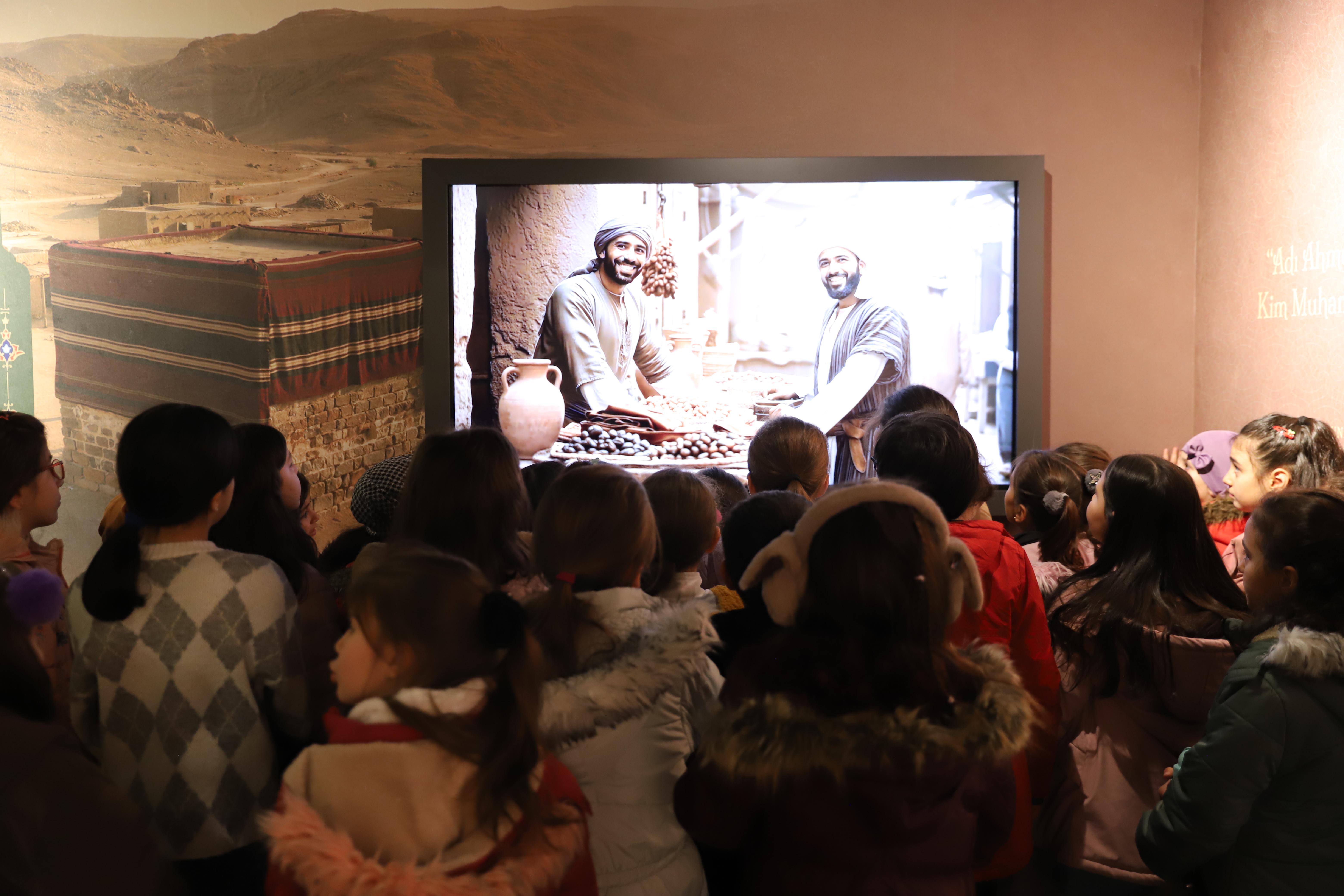 GENÇ KOMEK ATÖLYE ÖĞRENCİLERİ SİYER SERGİSİNİ GEZDİ